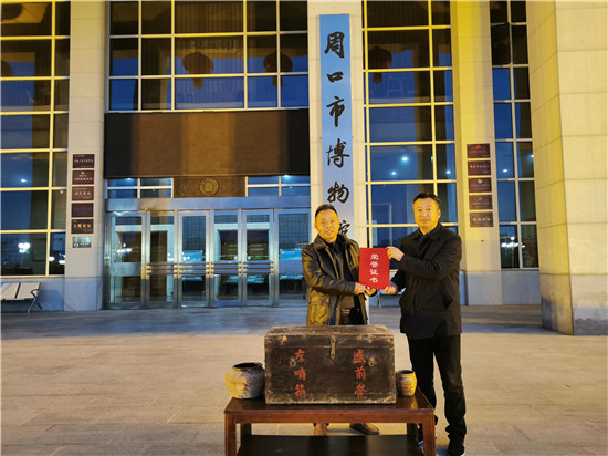 陈滩市民杨忠良向市博物馆捐赠清代军用木箱
