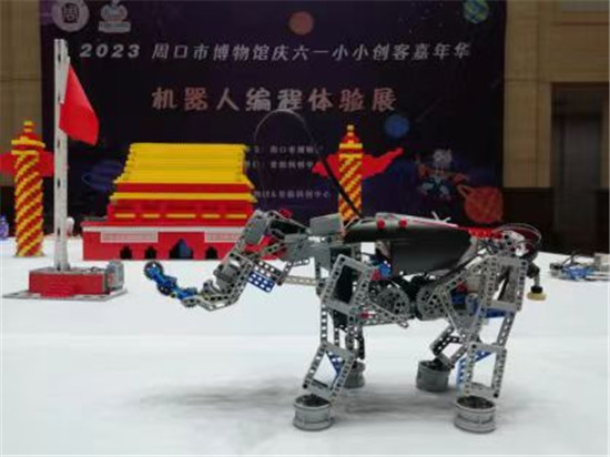 乐享科技 创想未来——周口市博物馆举办庆六一机器人编程体验展